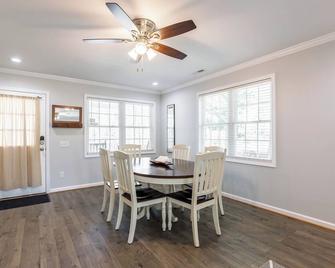 Cozy home with a modern kitchen, spacious living, serene bedrooms, and a private deck for relaxation - Radford - Sala pranzo