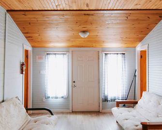 Beachfront Cottage In Wasaga Beach - Sandpiper Beach Resort - Cottage # 7 - Wasaga Beach - Living room