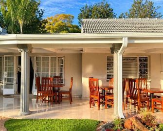 19 On Bay Noakes - Harare - Innenhof