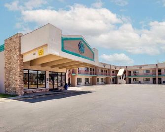 Turquoise Inn and Suites Cortez near Mesa Verde - Cortez - Building