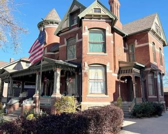 537b) Historic retreat - Council Bluffs - Building