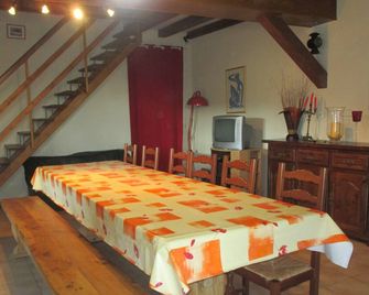 Apartment in the heart of a vineyard in Montréal, classified most beautiful village in France - Montréal - Comedor