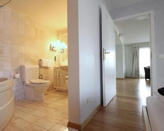 Seminar- & Erlebnishotel Römerturm - Glarus Nord - Badkamer