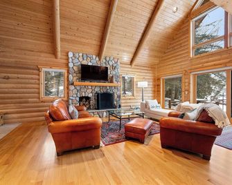 Loon Star Lodge - Three Bedroom Log Home - Deer River - Living room