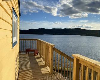 One bedroom two bath beach house over looking the ocean. - Trinity - Balcón