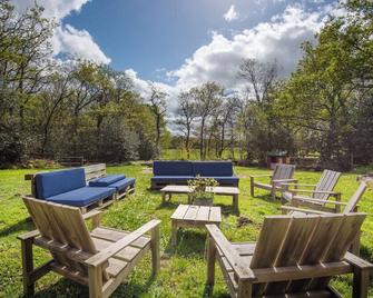 la Petite Maison Dans la Forêt , un Havre de Paix en Pleine Nature ! - Gennes-Val-de-Loire - Patio