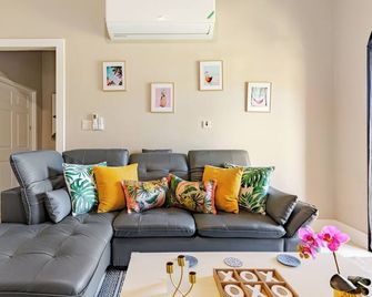 Villa Blue Jade - 2bdrm With Wifi, Ac, Hotwater & 24/7 Security - Boscobel - Sala de estar