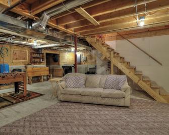 OConnor Camp - Two bedrooms plus a loft make this a great family getaway - Oquossoc - Living room