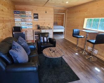 Comfy private and quiet retreat in the center of town. - Aurora - Living room