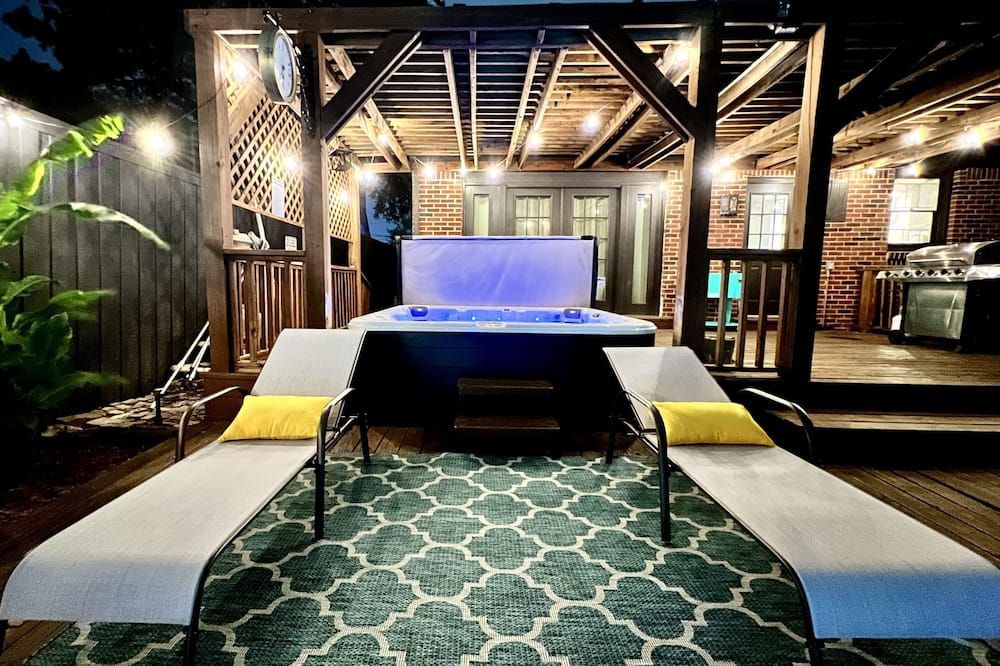 Dallas Oak Lawn Oasis w/ Private Pool, Hot Tub - Dallas