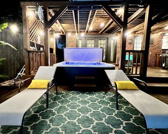 Dallas Oak Lawn Oasis w/ Private Pool, Hot Tub - Dallas