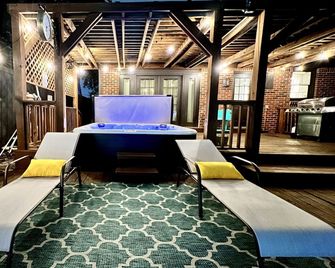 Dallas Oak Lawn Oasis w/ Private Pool, Hot Tub - Dallas