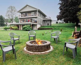 Beautiful Cottage Overlooking Bear Lake - Bear Lake - Patio