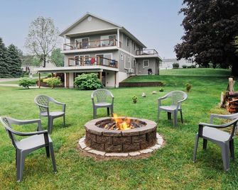 Beautiful Cottage Overlooking Bear Lake - Bear Lake - Patio