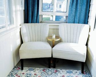 King Bed Near Lake w Fire Pit and Pack N Play - Sheboygan - Вітальня