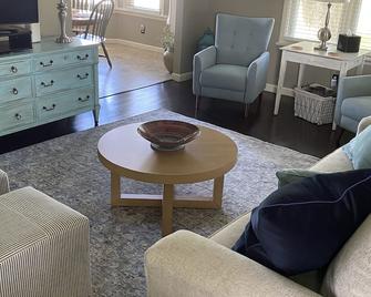 Quaint & a Big back yard 2-bedroom cottage just 18 minutes from Dutch Wonderland - Strasburg - Living room