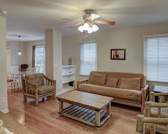 Port Royal Dream Home Perfect for Marine graduation, Vacations, Weekend Warriors - Beaufort - Living room