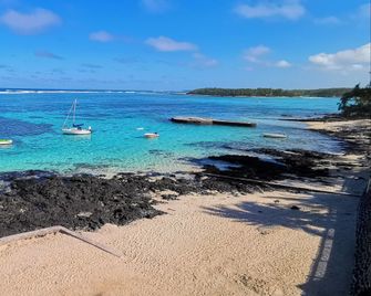Blue Beryl Guest House - Blue bay - Beach