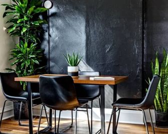 Jungle House Columbus Downtown Free Parking Sleeps 8 - Near Convention Center & Nationwide Arena - 2br Luxury Home - Pet Friendly Over 5,800 Five Star Stays - Columbus