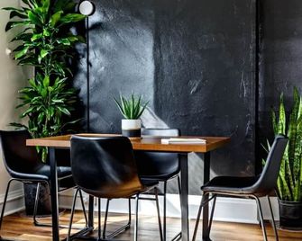 Jungle House Columbus Downtown Free Parking Sleeps 8 - Near Convention Center & Nationwide Arena - 2br Luxury Home - Pet Friendly Over 5,800 Five Star Stays - Columbus