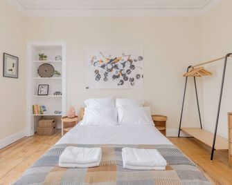 Edinburgh Castle Views! Stylish 2bd Flat, Sleeps 4 - Edinburgh - Bedroom