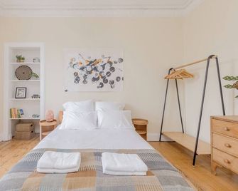 Edinburgh Castle Views! Stylish 2bd Flat, Sleeps 4 - Edinburgh - Phòng ngủ