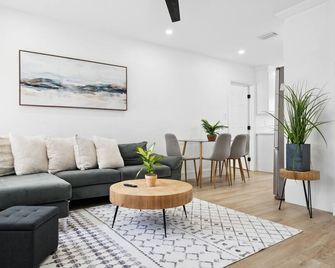 Tyson- Cozy 3br South Tampa Stay |bayshore&downtown - Tampa - Living room