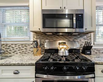 Stylish Retreat w/ Fire Pit & Porch - Roswell - Kitchen