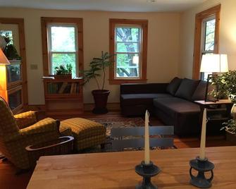 Gorgeous newly renovated furnished apartment - Northampton - Living room