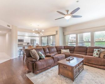 Golf Course Condo completely remodeled - Cave Creek - Living room