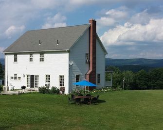 Farm House Getaway on beautiful horse farm! - Hillsdale - Building