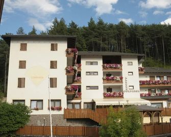 Albergo Alla Comparsa - Baselga di Pinè - Edificio