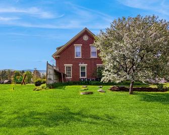 Welcoming studio w/ full kitchen, futon, partial AC - close to skiing & hiking - Stowe