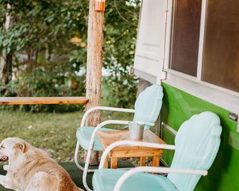 Lost Hill Lake Cozy Camper - St Clair - Patio