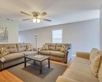 Charming Gray Home- 5 mins from GSU! - Statesboro - Living room