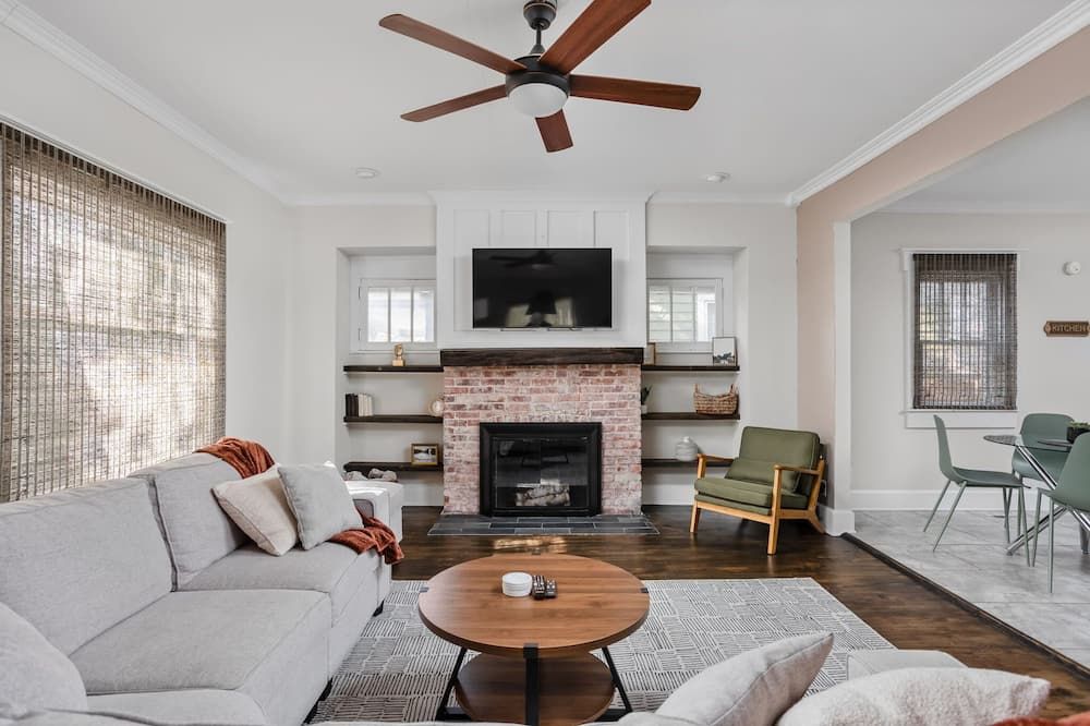 Pet Friendly, Fire Pit, Corn-hole | Indy Heritage House - אינדיאנאפוליס - סלון