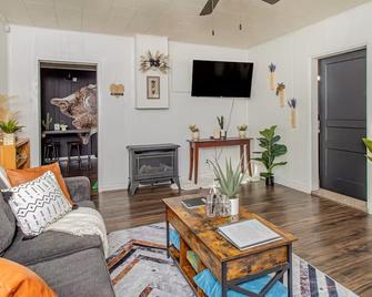 Cozy Western Boho Retreat~1br / 1ba~ Tiny Cottage - Lyman - Huiskamer