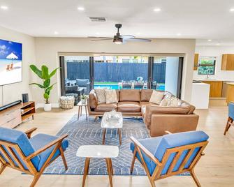 Open Concept Bungalow Beach Proximity Lush Neighborhood Pearl Key - Fort Lauderdale - Stue