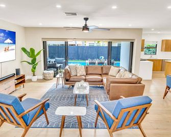 Open Concept Bungalow Beach Proximity Lush Neighborhood Pearl Key - فورت لاودردال - غرفة معيشة