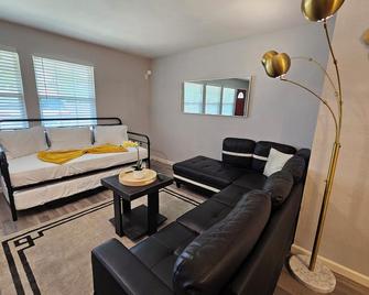 New Houston Home! Sleeps 10-12, Near Downtown, 4 Car Parking - Houston - Living room