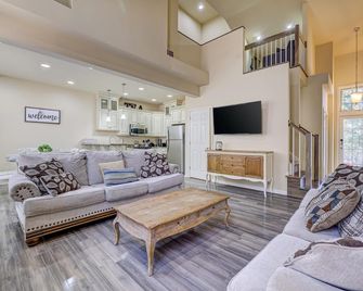 Pocono Retreat -1 Mile to Lake and Skiing - Lake Harmony - Sala de estar