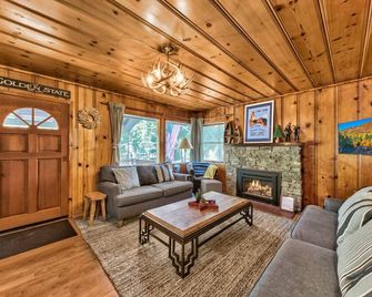Classic Lower Tahoe Park Cabin! - Tahoe City - Living room