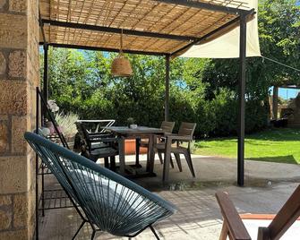 Hidden house & private beach access to the Ionian Sea. - Pýrgos - Patio