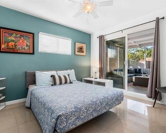 Mountain Views, lush garden with fruit trees, large pool, spa, outdoor shower - Palm Springs - Habitación