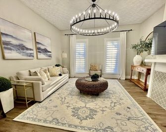 Blue house retreat near UD, MVH, and Oregon Dist. - Dayton - Living room