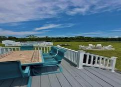 Waterfront 5BR/3.5BA with private pool, dock, fire pit, kayaks, beach Sleeps 18 - Cambridge - Balcony