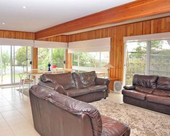 Welcome Break Pet Friendly - Inverloch - Living room