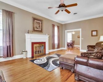 Home is located the historic part of Ardmore Oklahoma - Ardmore - Living room
