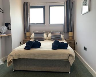 No 1 Ocean Cabins - Saundersfoot Harbour - Saundersfoot - Bedroom