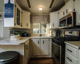 Paradise Pointe on the Island boat dock w/view! - Lake Havasu City - Kitchen